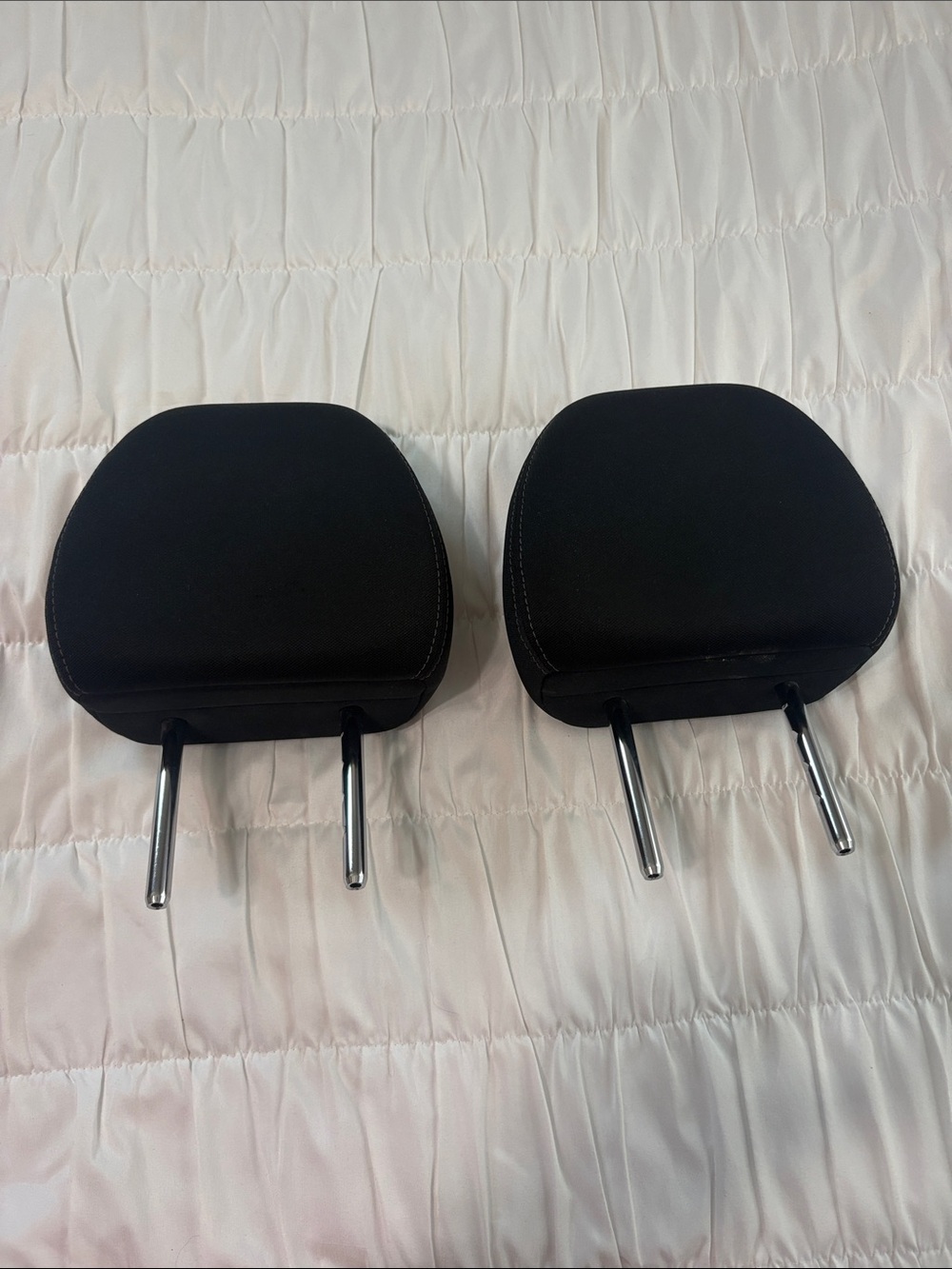2017 Nissan Rouge Pair of Head Rests